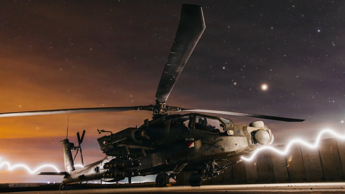 Soldados preparan un Apache