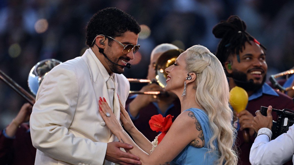 Lady Gaga y el cantante puertorriqueño Bad Bunny durante el show de medio tiempo