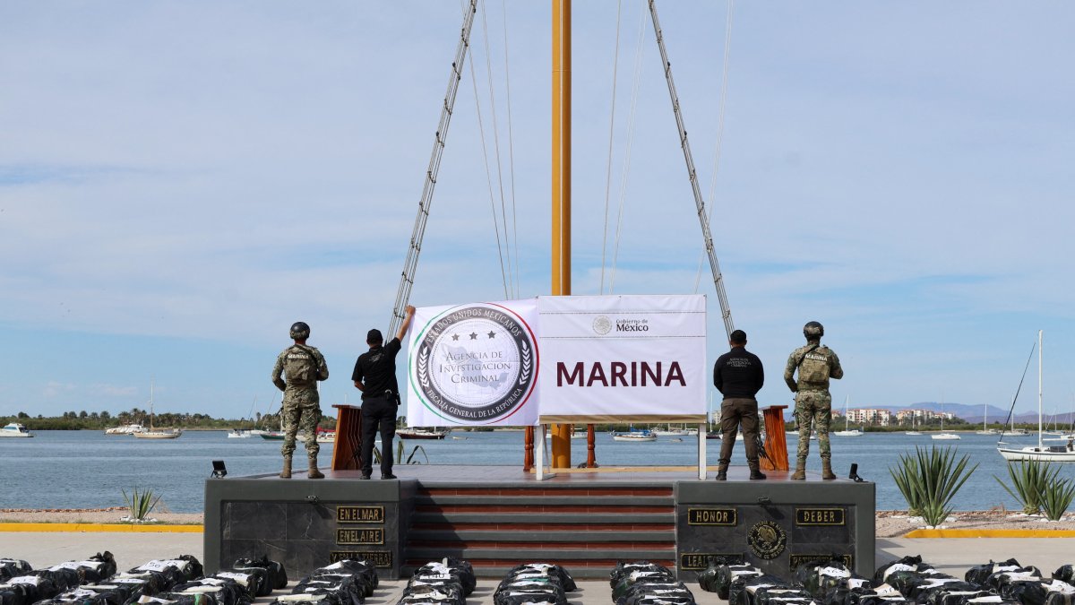 Soldados de la Marina mexicana junto a paquetes de cocaína incautados