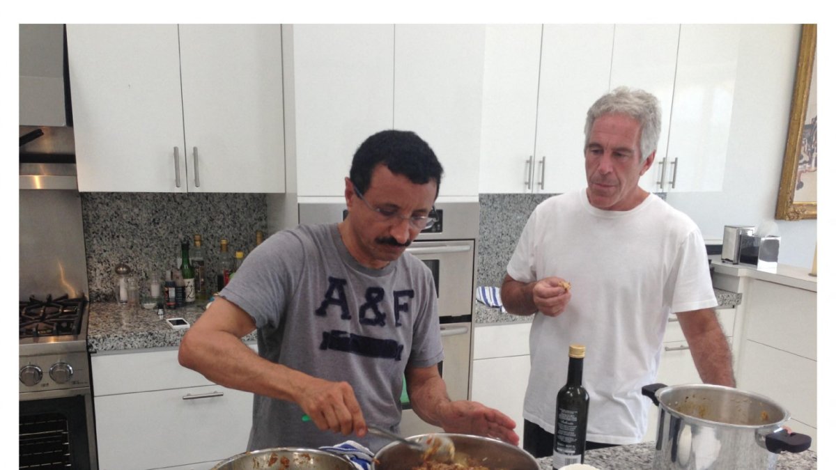 Jeffrey Epstein (D) cocinando con el director ejecutivo de DP World Sultan Ahmed bin Sulayem