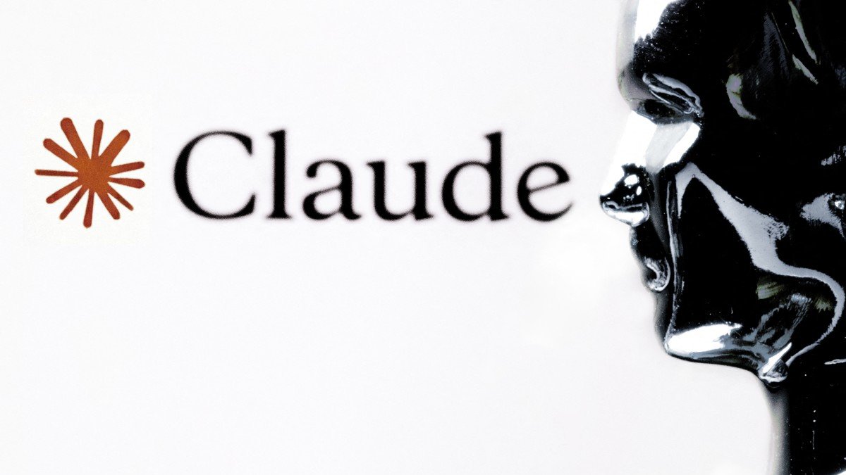 Esta fotografía muestra una figura delante del logotipo del asistente de inteligencia artificial 