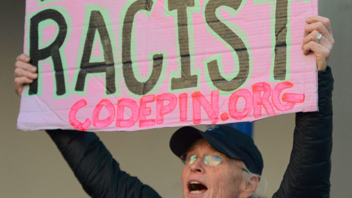 Activista con un cartel de Code Pink