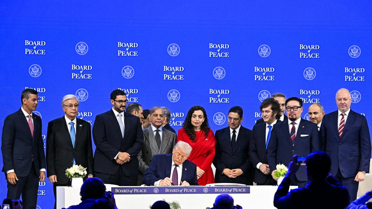 Donald Trump signs the founding document of the Board of Peace/ Fabrice Coffrini.