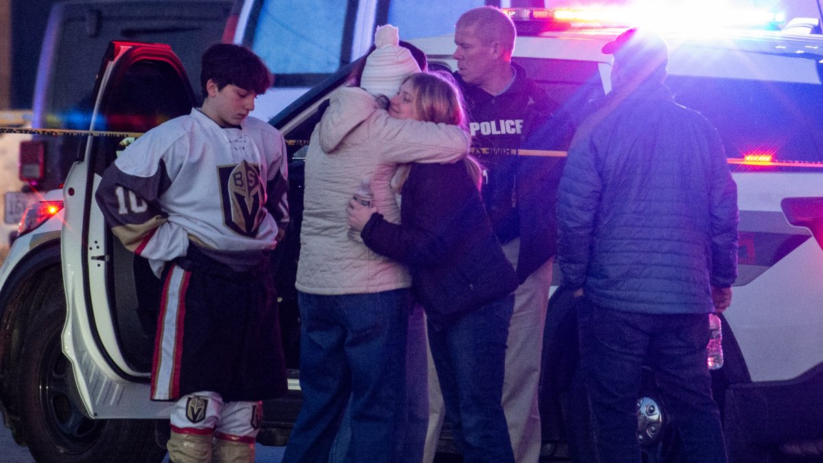 Testigos del tiroteo en Rhode Island se abrazan dentro del perímetro policial