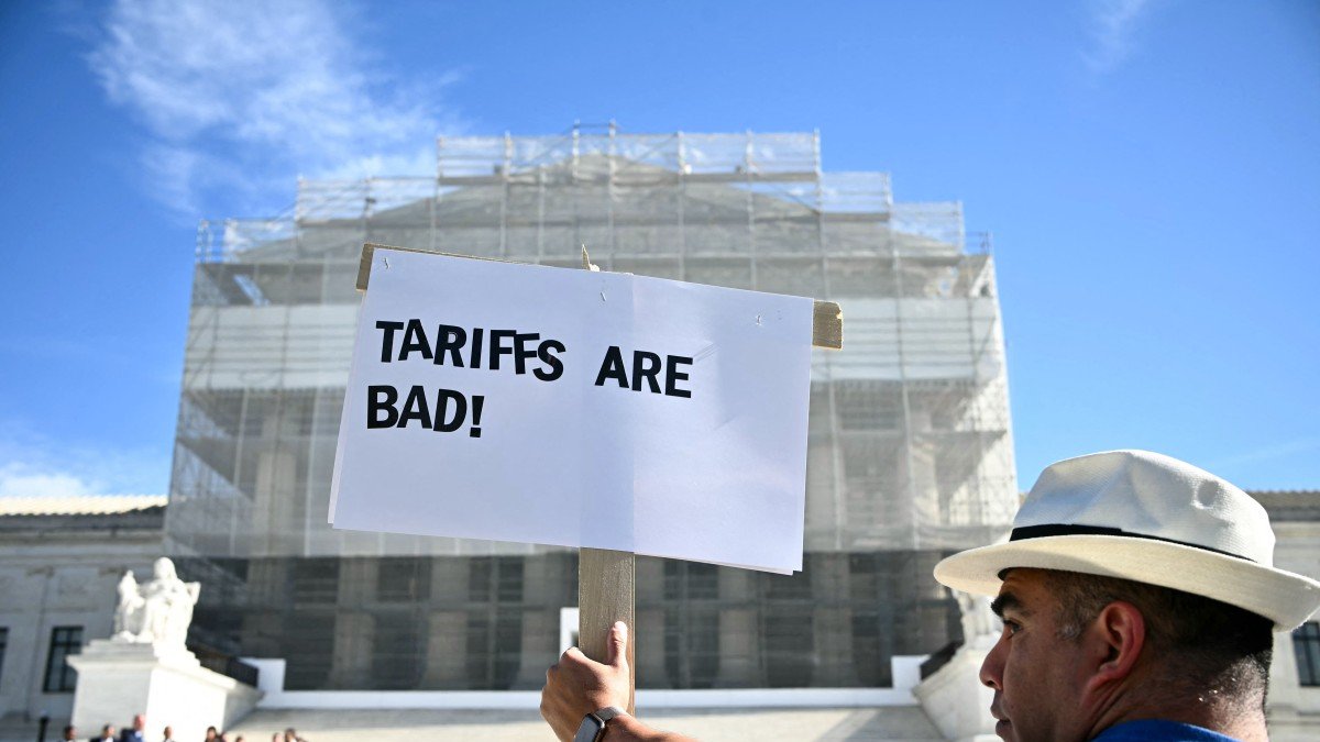 Un manifestante sostiene un cartel que dice 