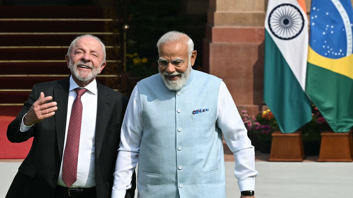 El primer ministro de la India, Narendra Modi, se toma de la mano del presidente de Brasil, Luiz Inácio Lula da Silva