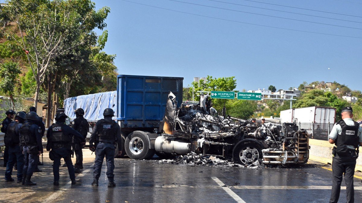 Bomberos extinguen el incendio de un camión incendiado en una calle del puerto de Acapulco