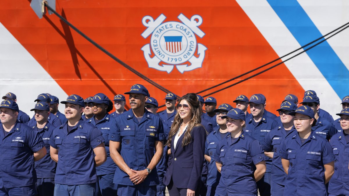 Kristi Noem junto a miembros de la Guardia Costera en Carolina del Sur/ Alex Brandon