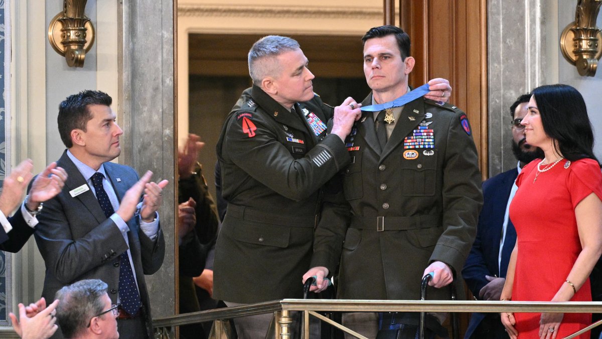 El suboficial jefe Eric Slover recibe la Medalla de Honor del Congreso