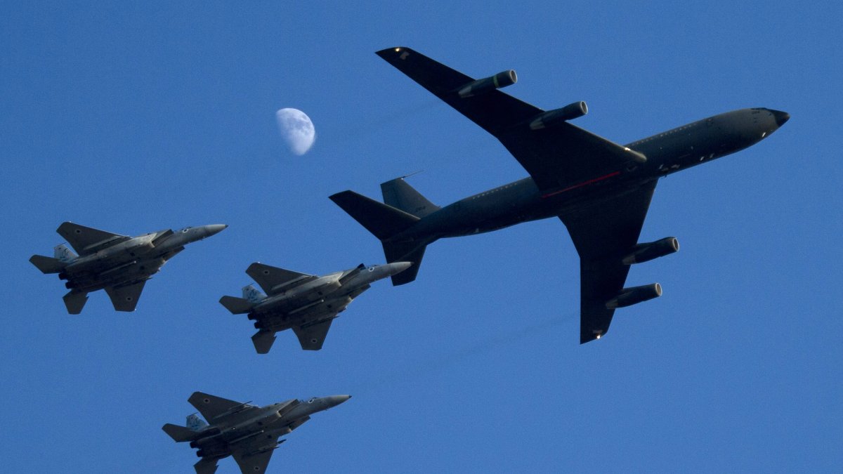 Aviones de combate israelíes F-15 repostados por un Boeing 707 (Archivos)