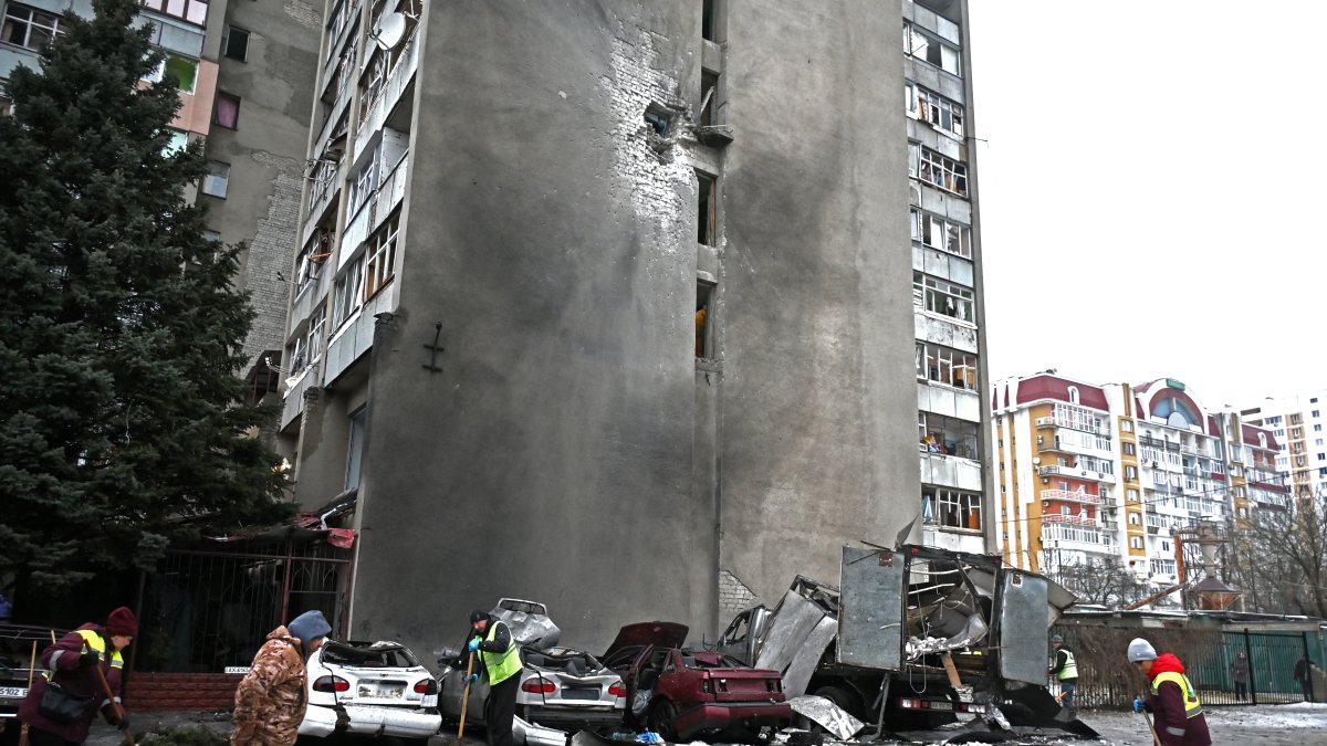 Trabajadores ucranianos retiran escombros tras un ataque ruso