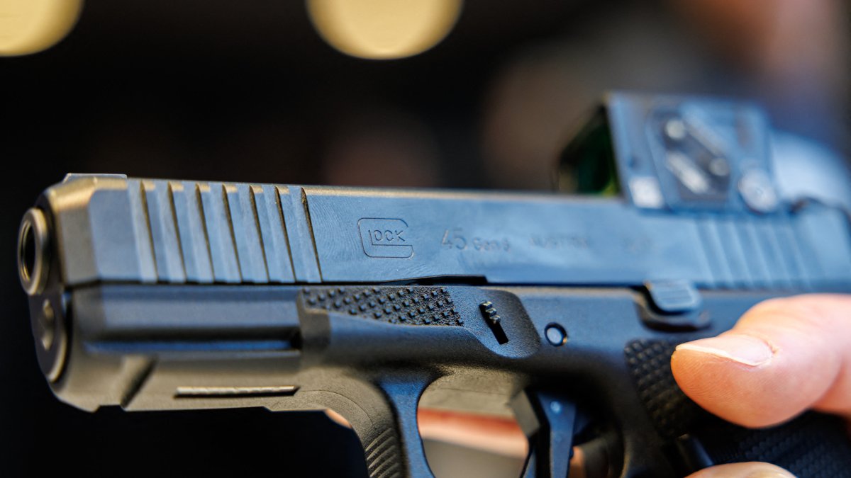 La pistola GLOCK 45 Gen6 se exhibe en la feria de seguridad y defensa (Archivo)