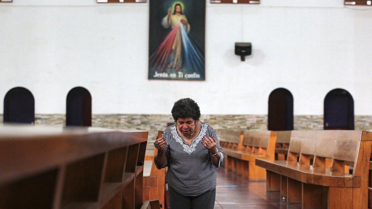 Una mujer reza en la Catedral Metropolitana de Managua (Archivo)