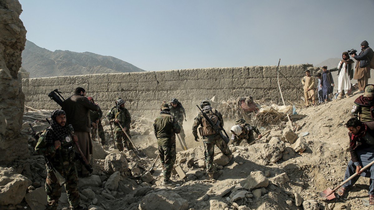 El personal de seguridad talibán busca víctimas después de que un ataque aéreo paquistaní