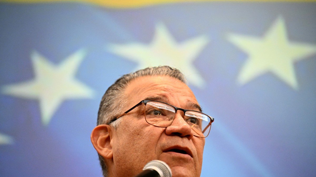 Enrique Márquez habla durante una conferencia de prensa en Caracas el 27 de febrero de 2026