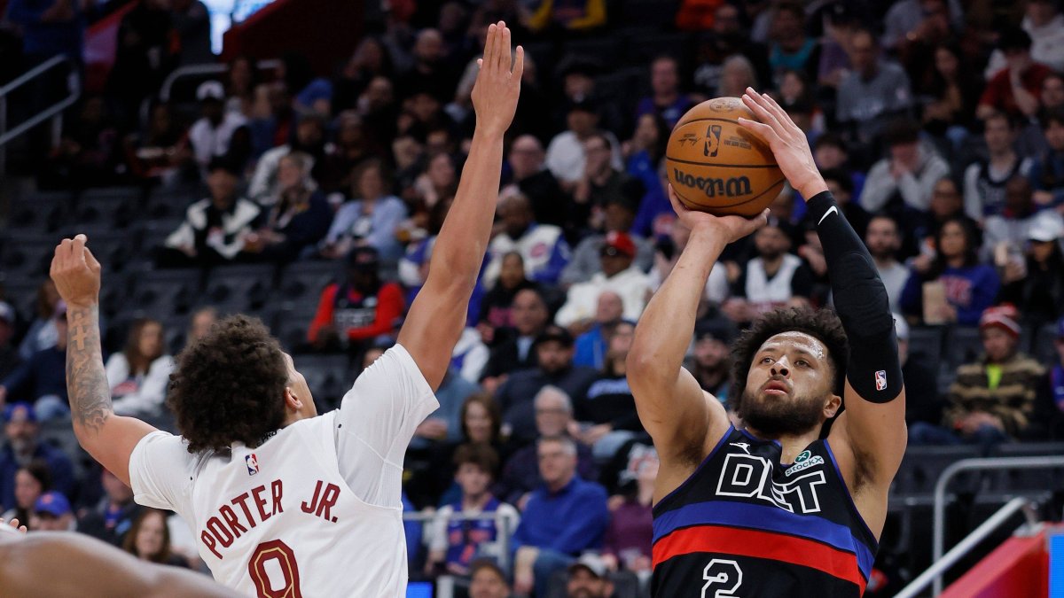 Cade Cunningham shoots against the Cavaliers.
