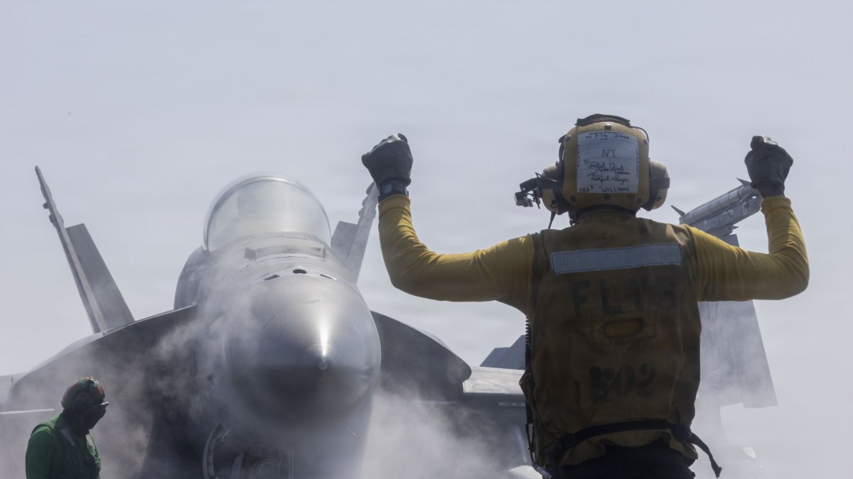 Un F18 se prepara para despegar de la cubierta del USS Abraham Lincoln