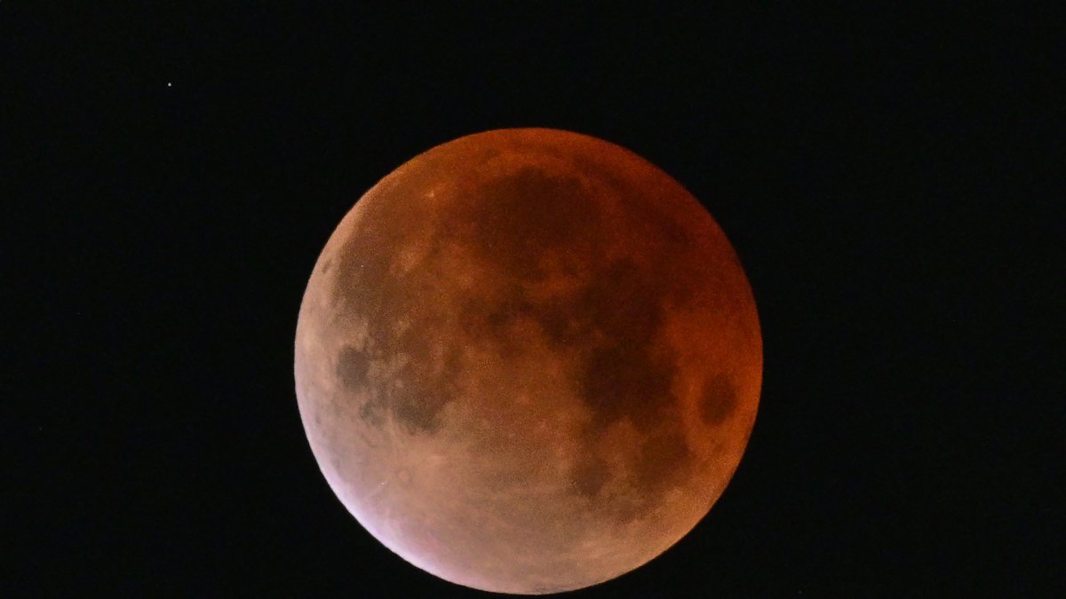 El eclipse lunar de Luna de Sangre tiñe la luna de rojo (Archivo) 