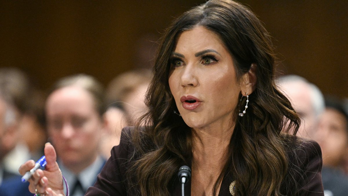 Kristi Noem testifica durante una audiencia del Comité Judicial del Senado