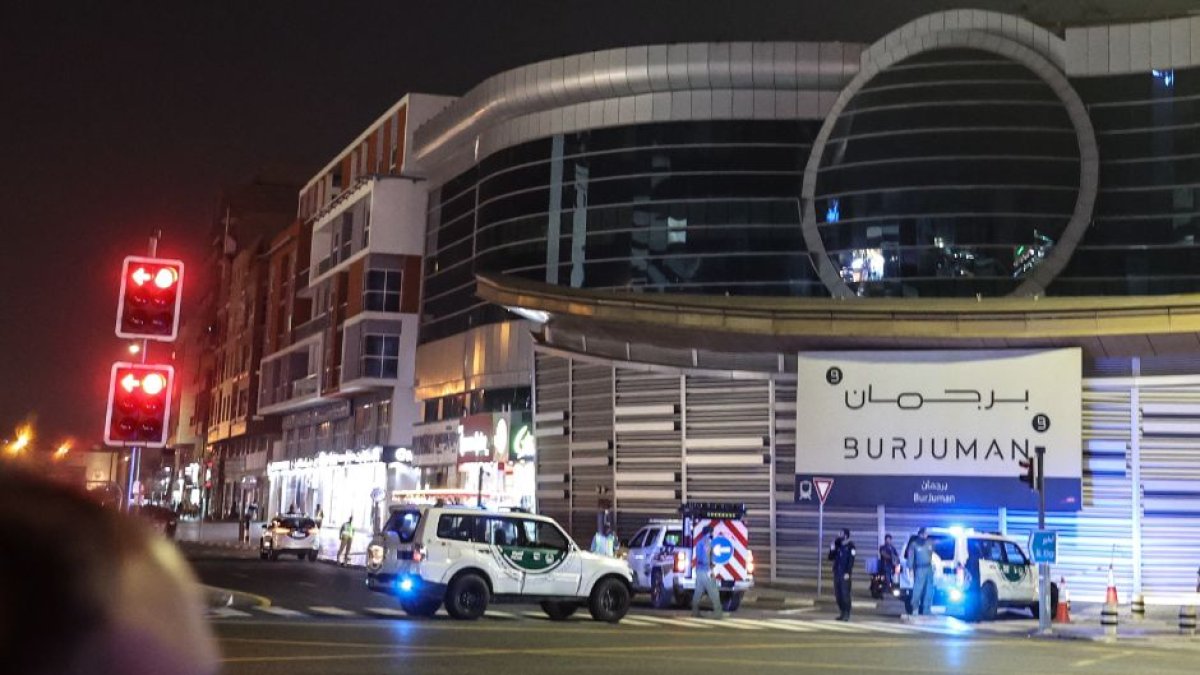 Vehículos policiales cerca del Consulado de Estados Unidos, en Dubái