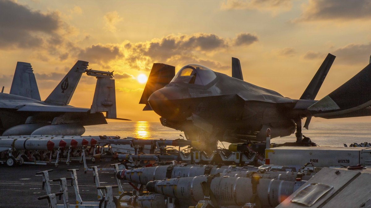 un F35 sobre la cubierta del USS Abraham Lincoln