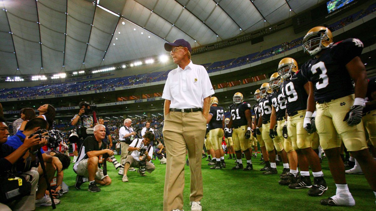 Lou Holtz, y los jugadores de su equipo