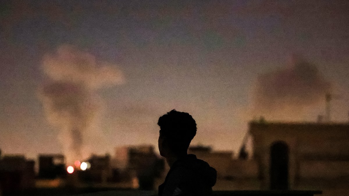 Una columna de humo se eleva tras un ataque sobre Teherán el 4 de marzo de 2026.