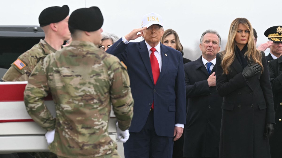 Trump receives bodies of fallen military personnel/Saul Loeb