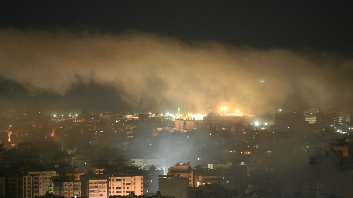 Humo se eleva tras un ataque aéreo israelí en una zona de los suburbios del sur de Beirut
