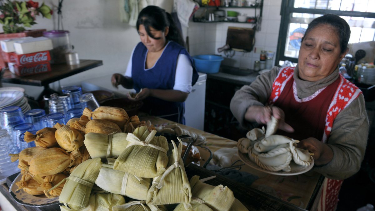 Unas vendedoras hispanas frente a su producto: tamales (Archivo)