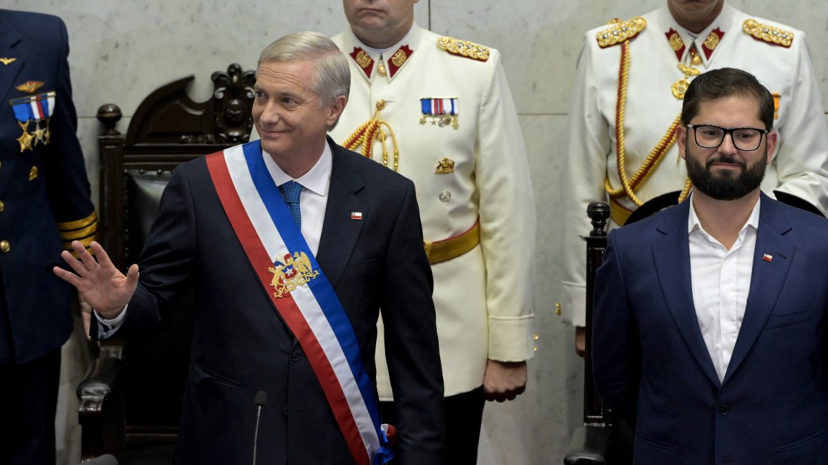 José Antonio Kast assumes the presidency of Chile in the presence of his predecessor, Gabriel Boric.