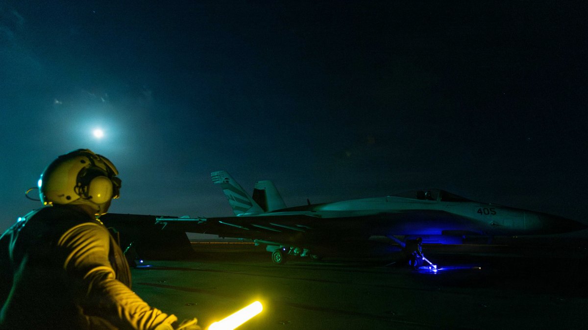 Un F18 se dispone a partir del USS Abraham Lincoln.