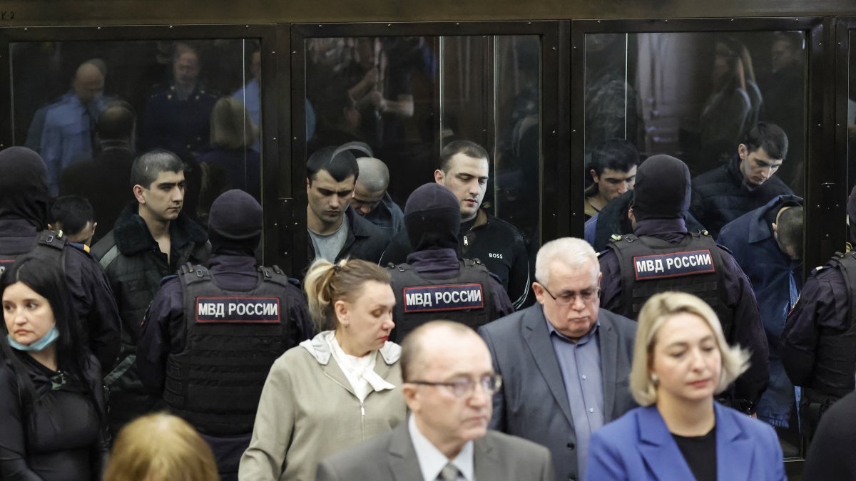 Varios de los acusados por el atentado en el Crocus City Hall de Moscú, durante el juicio