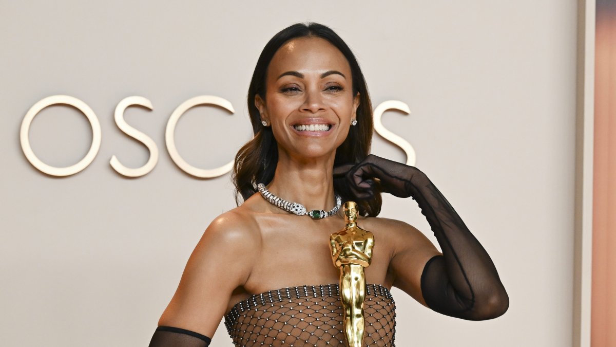 Zoe Saldaña poses with the Oscar for Best Supporting Actress won in 2025.