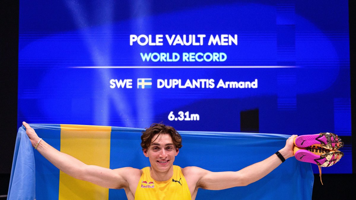 Mondo Duplantis, tras fijar el nuevo récord mundial de salto con garrocha en 6,31 metros