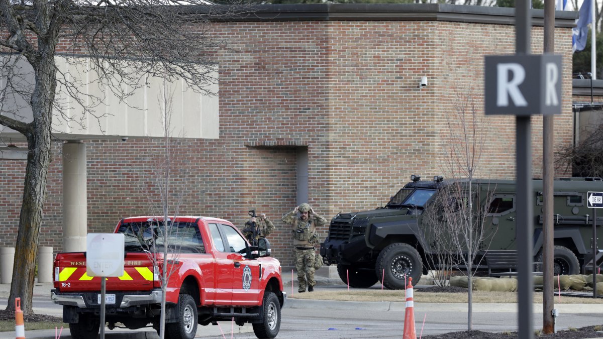 Las fuerzas del orden permanecen en el lugar en la sinagoga Templo Israel de Michigan
