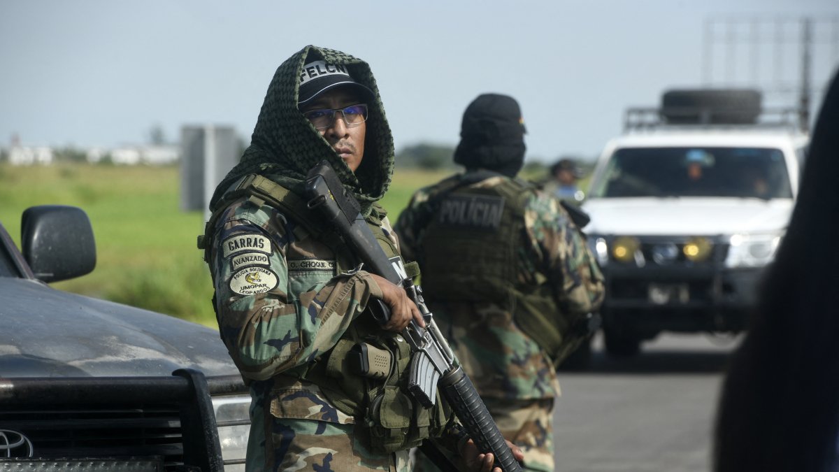Bolivian police guard transfer of Uruguayan drug lord