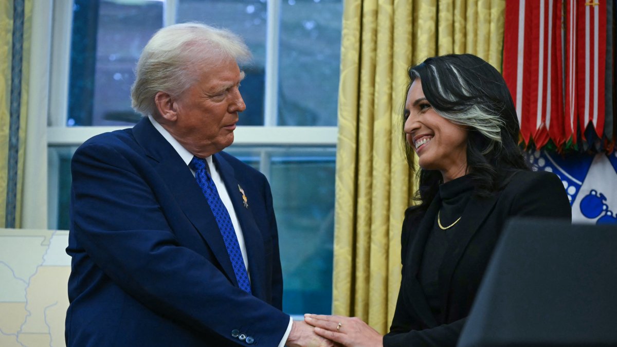 Donald Trump y Tulsi Gabbard en el Salón Oval/ Andrew Caballero- Reynolds
