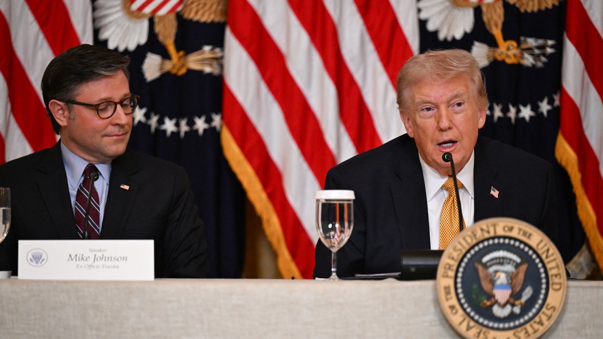 Mike Johnson junto a Donald Trump/ Anabelle Gordon.