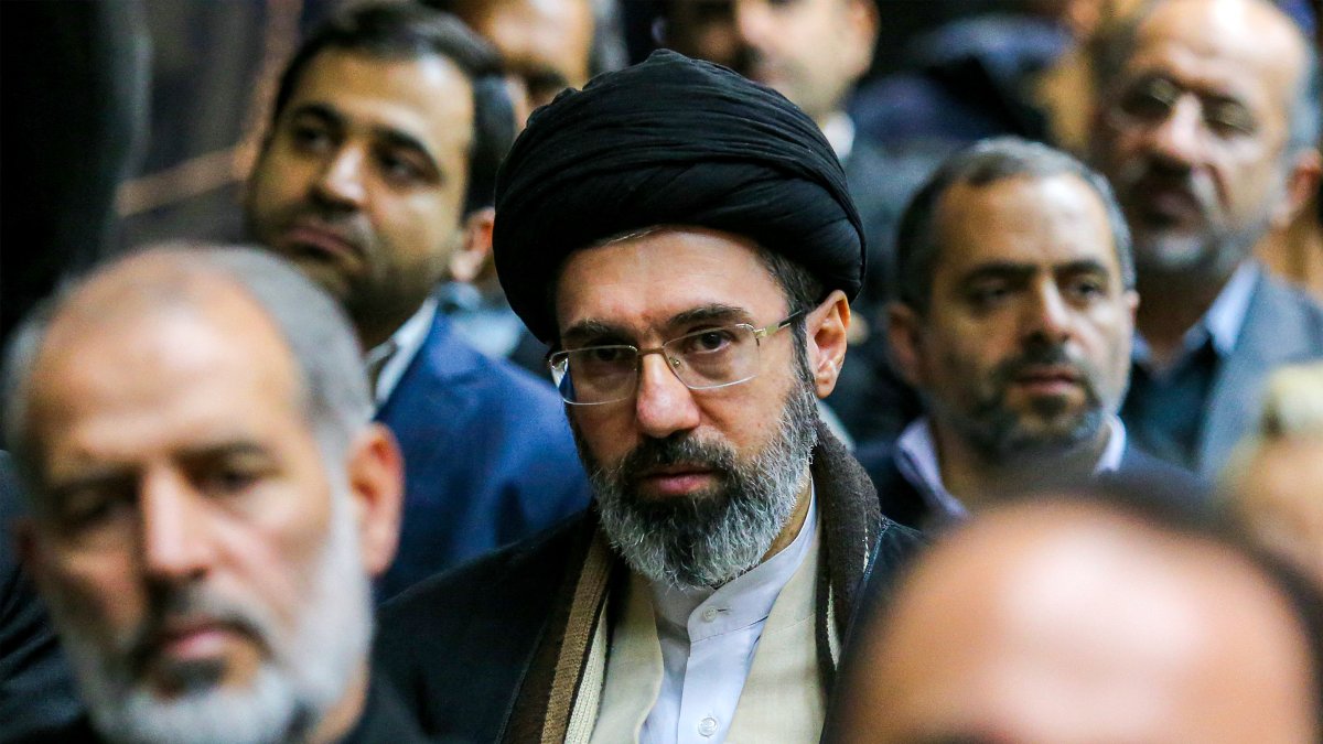Mojtaba Khamenei (C), hijo del líder supremo de Irán, el ayatolá Ali Khamenei