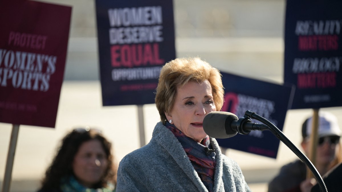 Linda McMahon outside the Supreme Court/ Oliver Contreras.