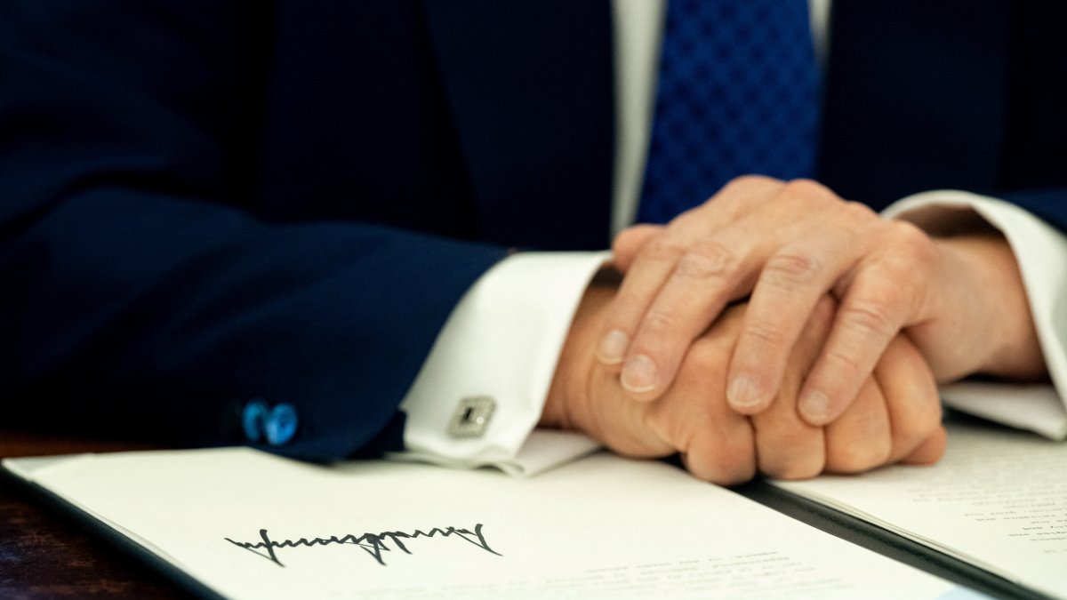 Donald Trump in the Oval Office/ Saul Loeb.