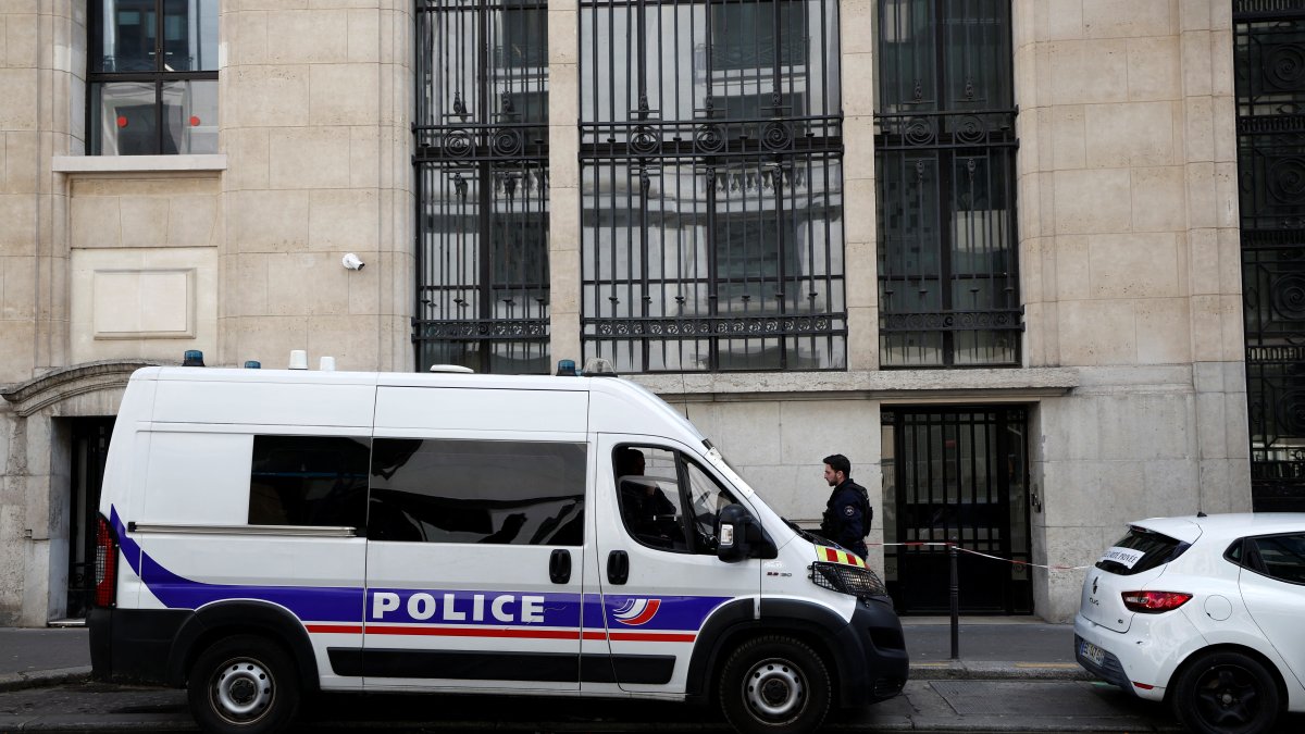 Un policía frente al Bank of America en París