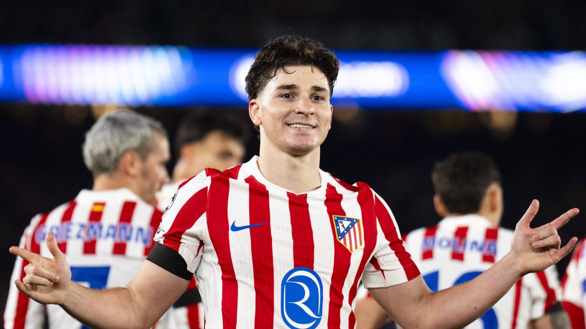 Julián Álvarez celebrates his goal against Barcelona.
