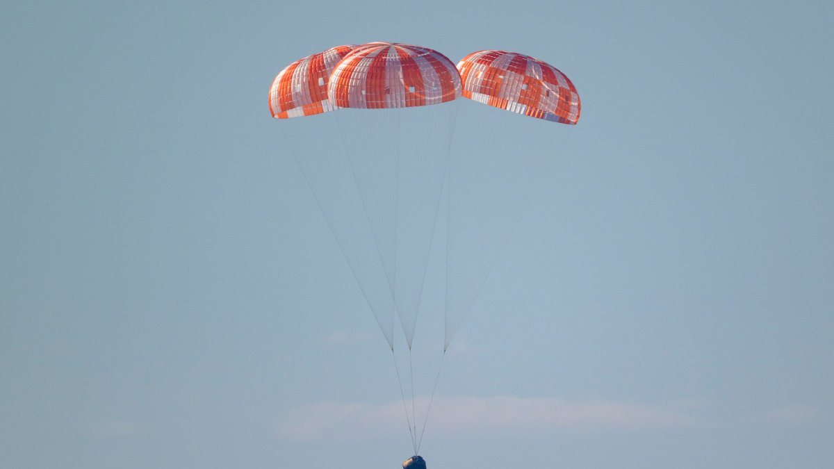 El amerizaje de la capsula Orión de la misión Artemis II.