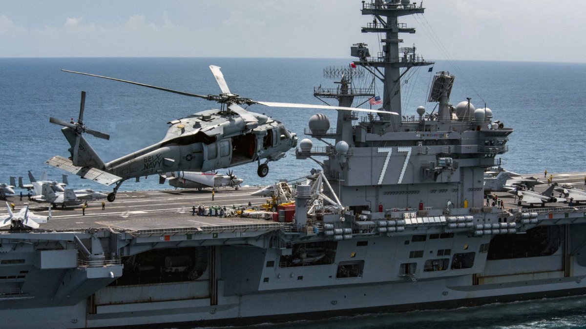 Escuadrón de Helicópteros de Combate Marítimo vuela junto al portaaviones USS George H.W. Bush