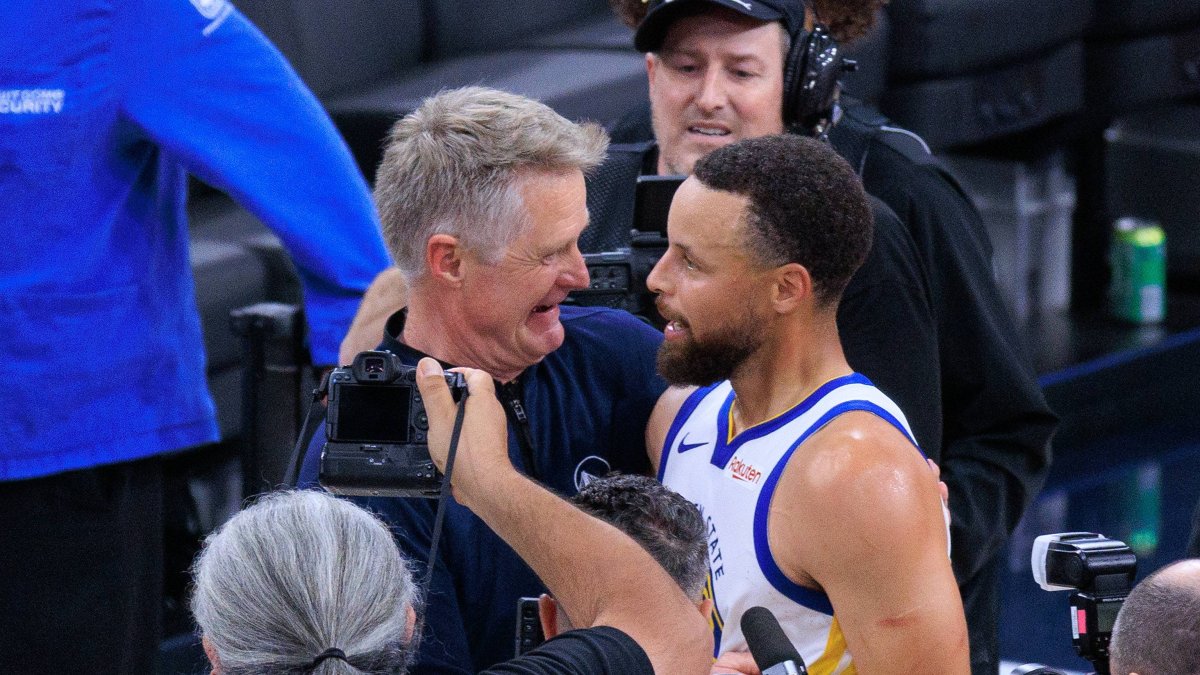 Steve Kerr y Stephen Curry, de los Warriors, se abrazan tras vencer a los Clippers