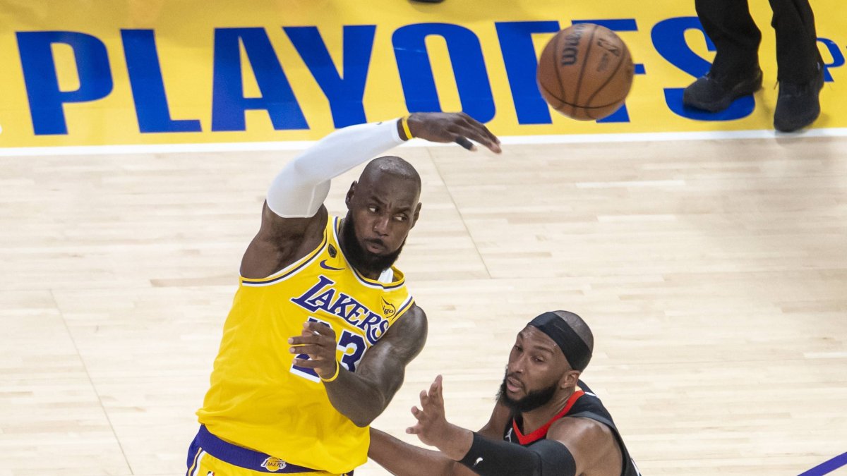 LeBron pasa la pelota para superar la defensa de los Rockets