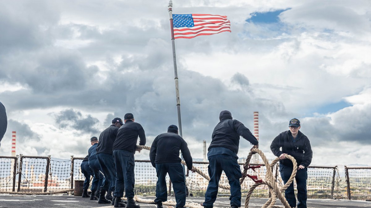 Marineros estadounidenses en cubierta del USS Bainbridge.