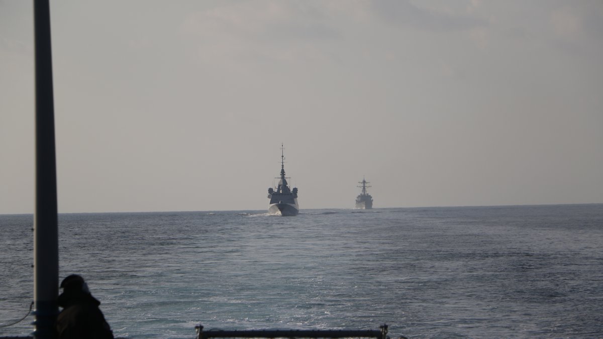 Barcos estadounidenses en el estrecho de Ormuz